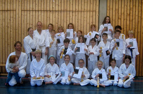 Karatekinder bestehen Prüfung